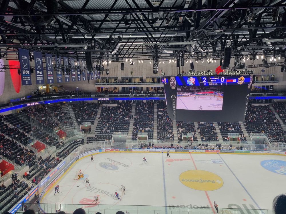 Blick auf den Gästeblock in der Swiss Life Arena