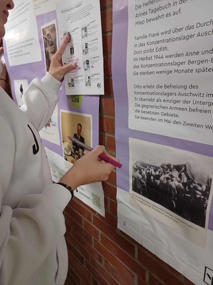 Schülerinnen und Schüler besuchen die Wanderausstellung