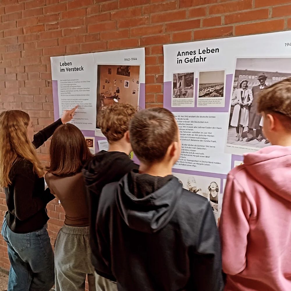 SuS arbeiten analog und digital in der Ausstellung 
