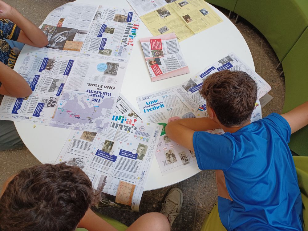 Schüler arbeiten im Lernzentrum mit der Anne Frank - Zeitung.