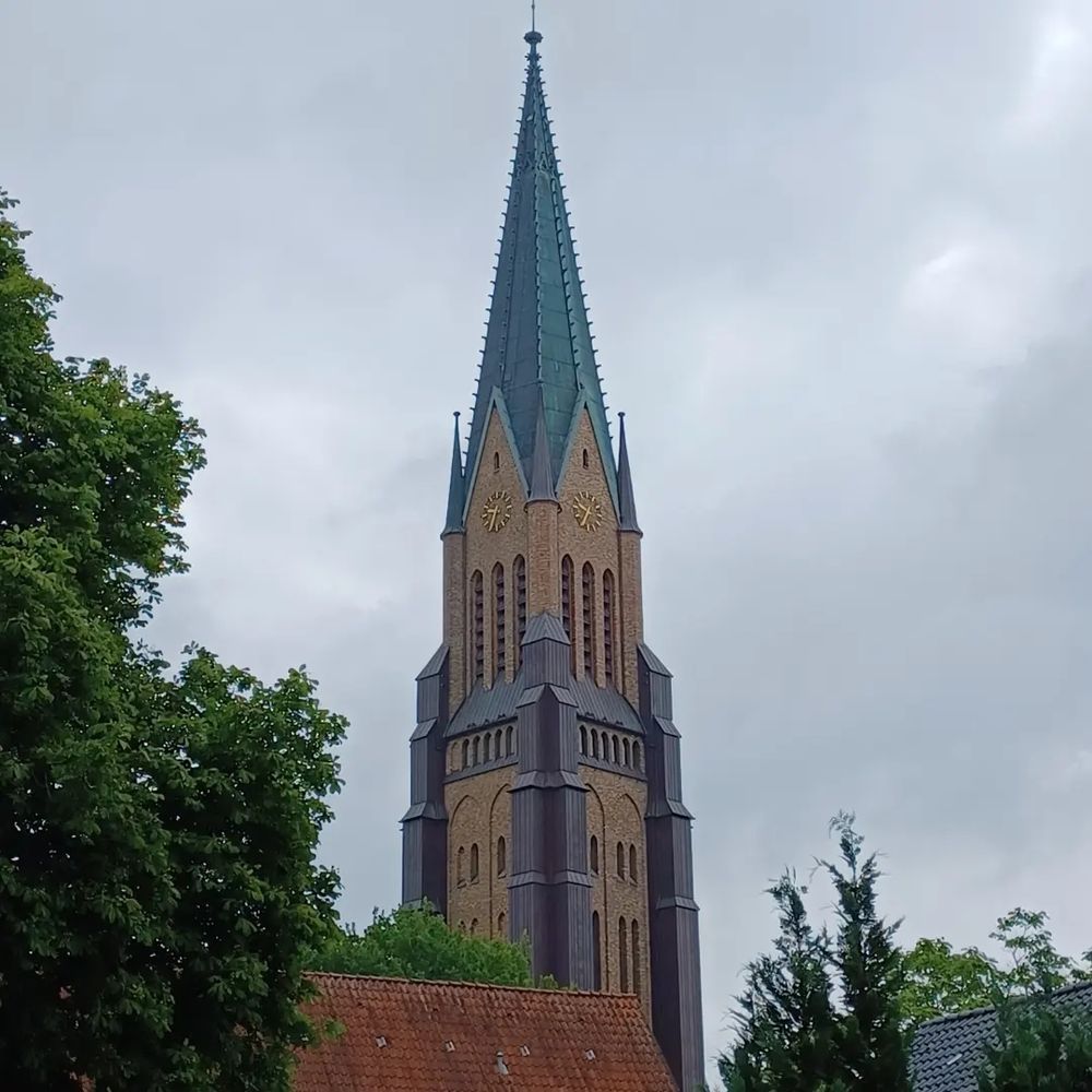 Der Turm des Schleswiger Doms am Sonntagmorgen
