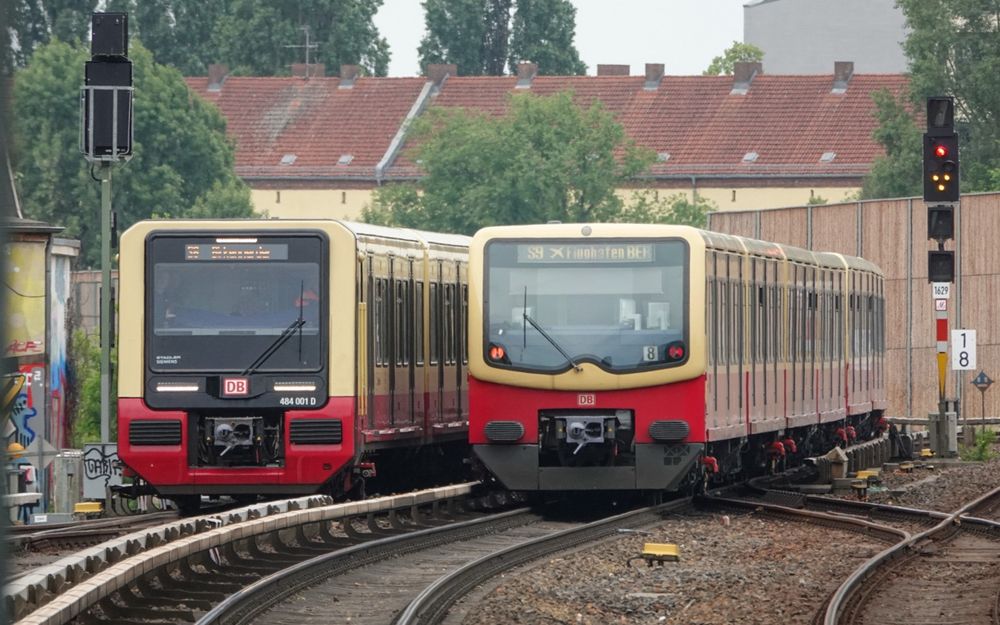 Zwei Berliner S-Bahnen, im Hintergrund ein Halt zeigendes Ks mit leuchtendem Zs 7 als Vorsichtsignal