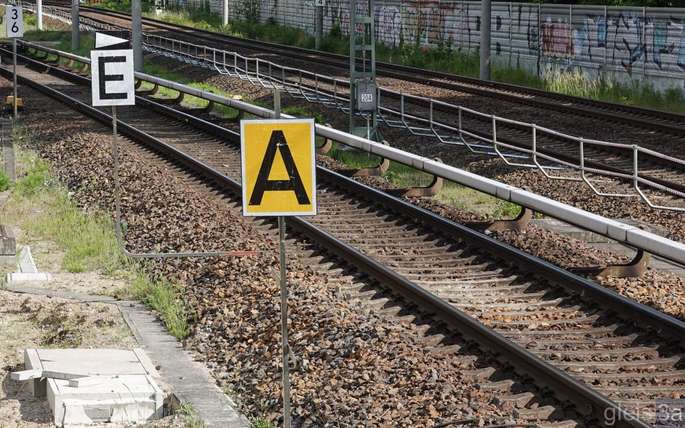 Anfangs- und Endscheibe am Gleis einige Meter voneinander entfernt aufgestellt. 