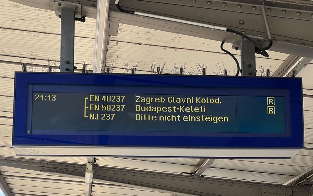 Zugzielanzeiger mit den Zugteilen
Zagreb Glavni Kolod.
Budapest-Keleti
Bitte nicht einsteigen