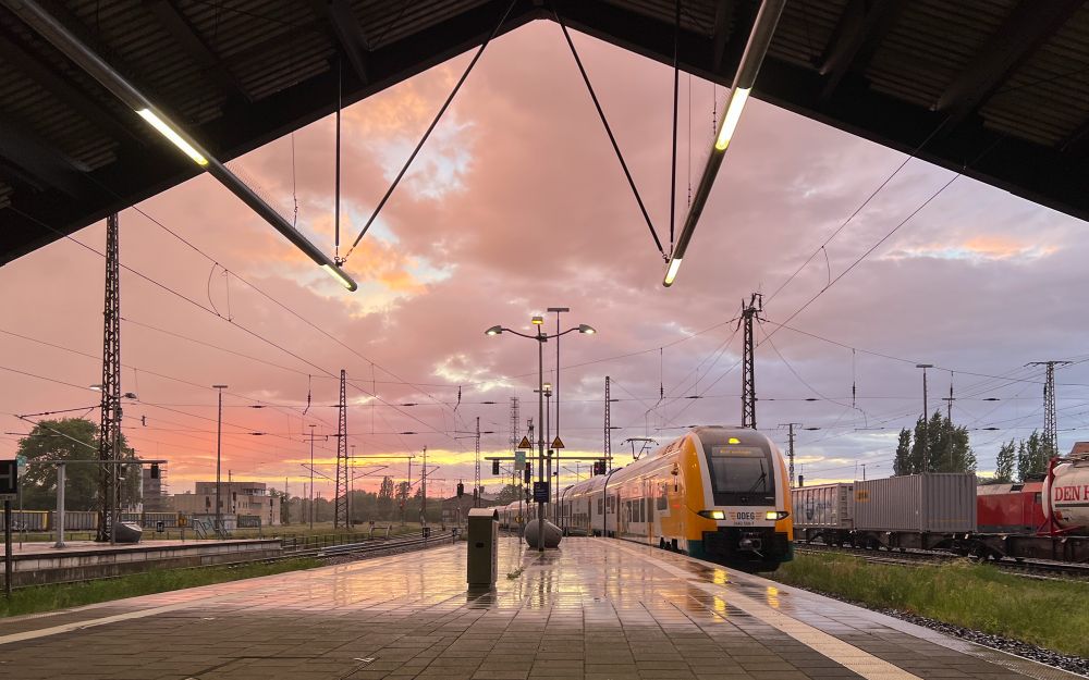 Orangener Himmel in verschiedenen Abstufungen. Dazu Regen. 