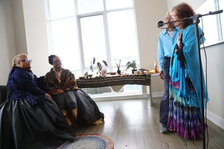 Beverly Glenn-Copeland and Elizabeth Glenn-Copeland sing harbour to syrus and Theo at the start of the wedding. 