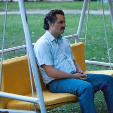 Meme do Wagner Moura no seu papel de Pablo Escobar, sentado num banco com uma expressão triste
