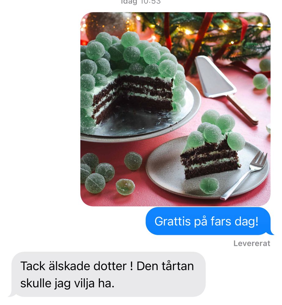 En chokladtårta täckt av gröna kulor
Texten grattis på fars dag och hans svar tack älskade dotter! Den tårtan skulle jag vilja ha 