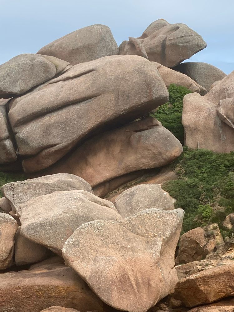 Unerhörte Worte - Steine an einer Küste 