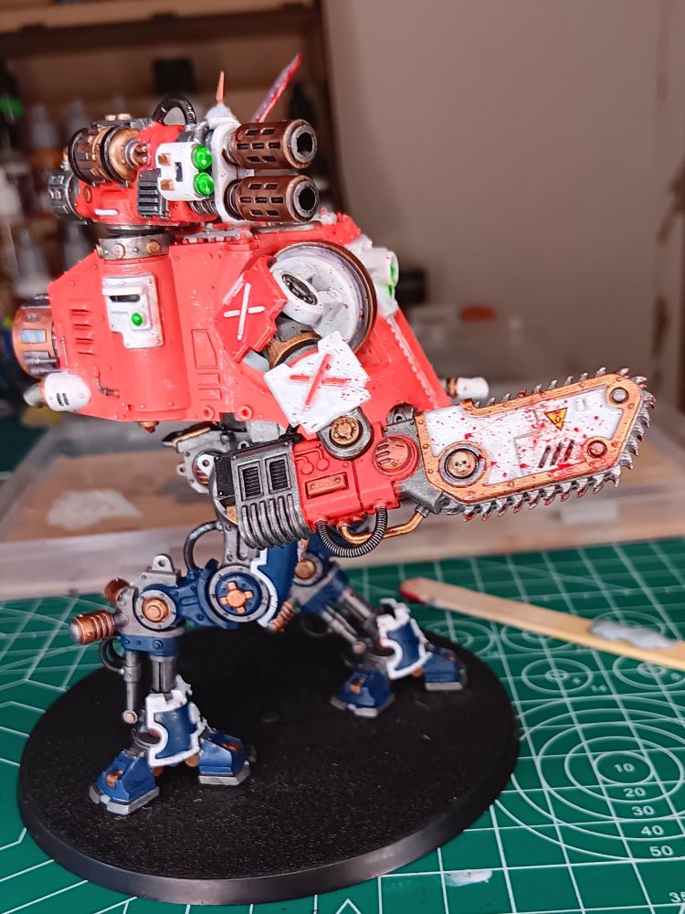 A shot of the chainsword. I think the blood spatter over the warning symbol transfer works really well.