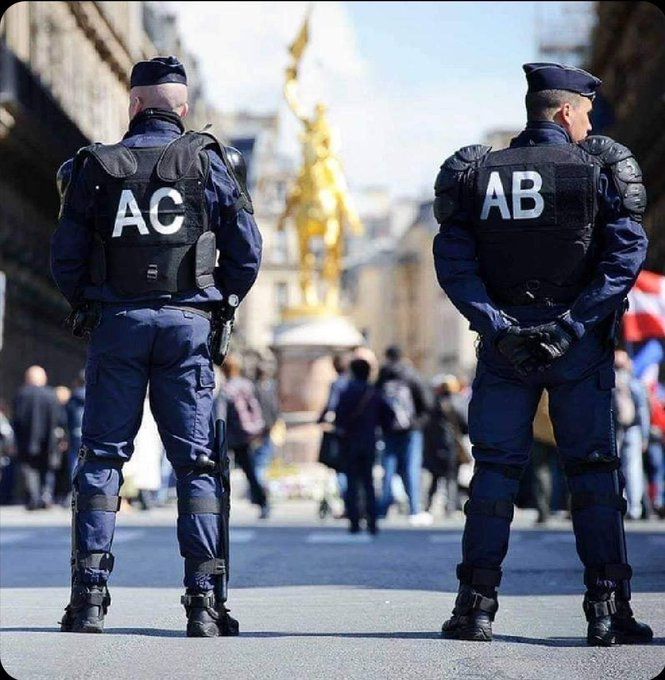 2 CRS vus de dos. Sur leur veste de sécurité sont inscrites les lettres AC ou celui de gauche et AB pour celui de droite.