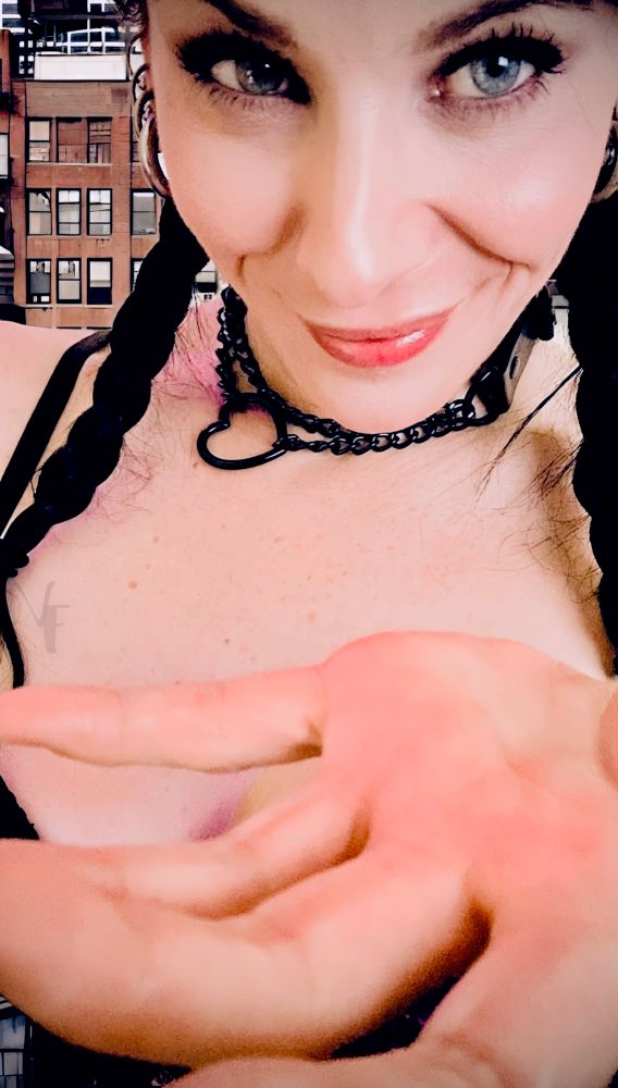 HAPPY MONDAY 💋
You made it through last week, Tiny Man… but now you’re back under my gaze. I’ll tower over your mornings, decide your fate, and make sure you feel small all week long 😈

#HappyMonday #GiantessVixie #TinyManProblem
