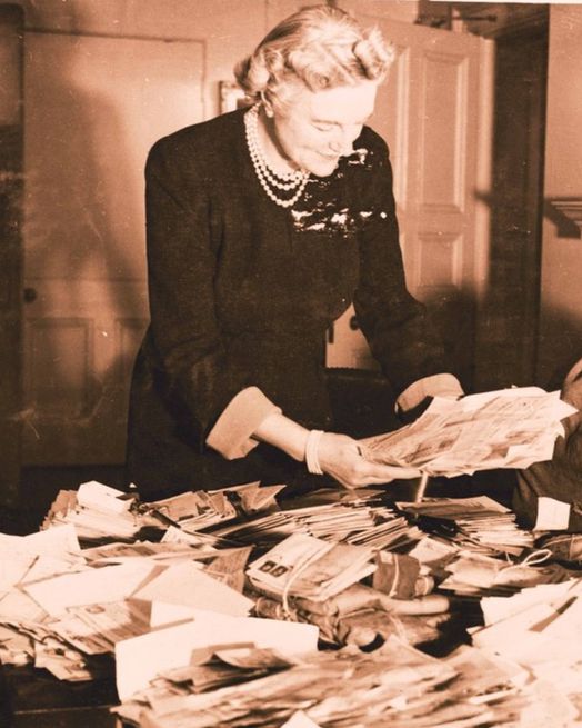 Clementine Churchill sorting letters, c.1940s CSCT 5/4/99 