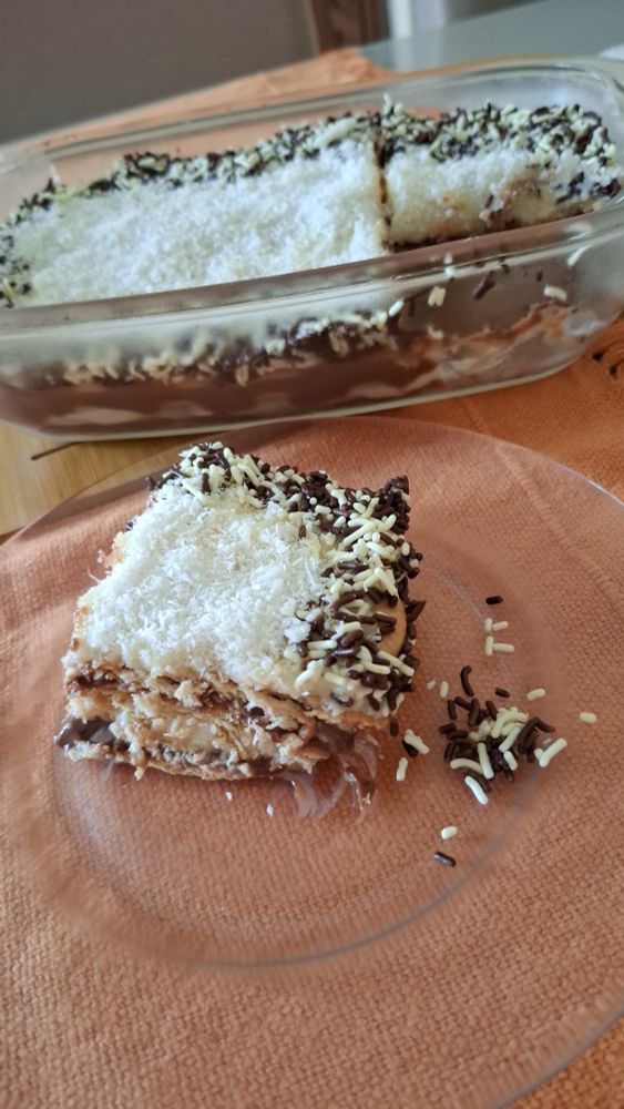 Fatia de pavê de prestigio com granulados e coco ralado