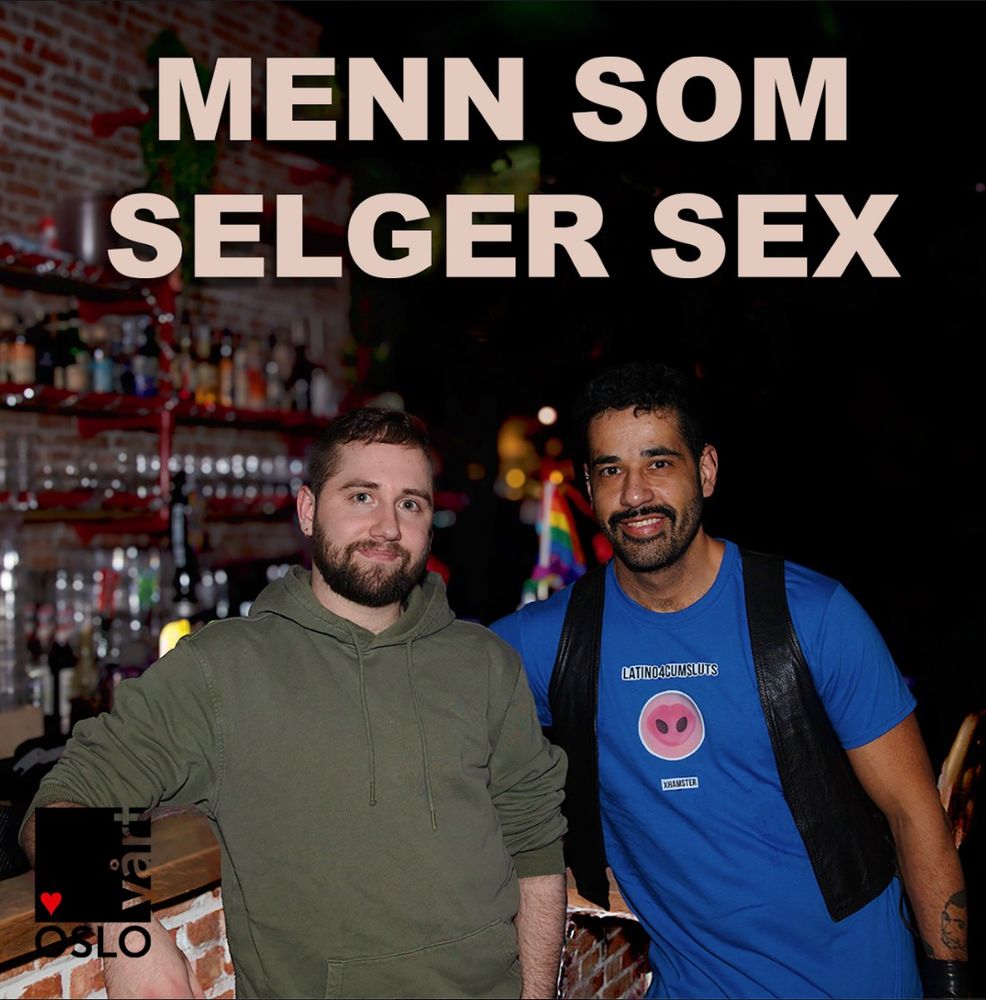 Bilde av to menn i mørk bar. Én er en hvit mann med militærgrønn genser, mørkt skjegg og kort hår. Den andre er en latino mann med blå t skjorte med med bilde av en grisenese og og teksten "LATINO4CUMSLUTS" og en åpen svart lærvest over. Han har mørk bart, kort skjegg og mørkt krøllete hår. Begge ser mot kamera. Over dem står teksten "MENN SOM SELGER SEX" og i hjørnet er logoen til VårtOslo.