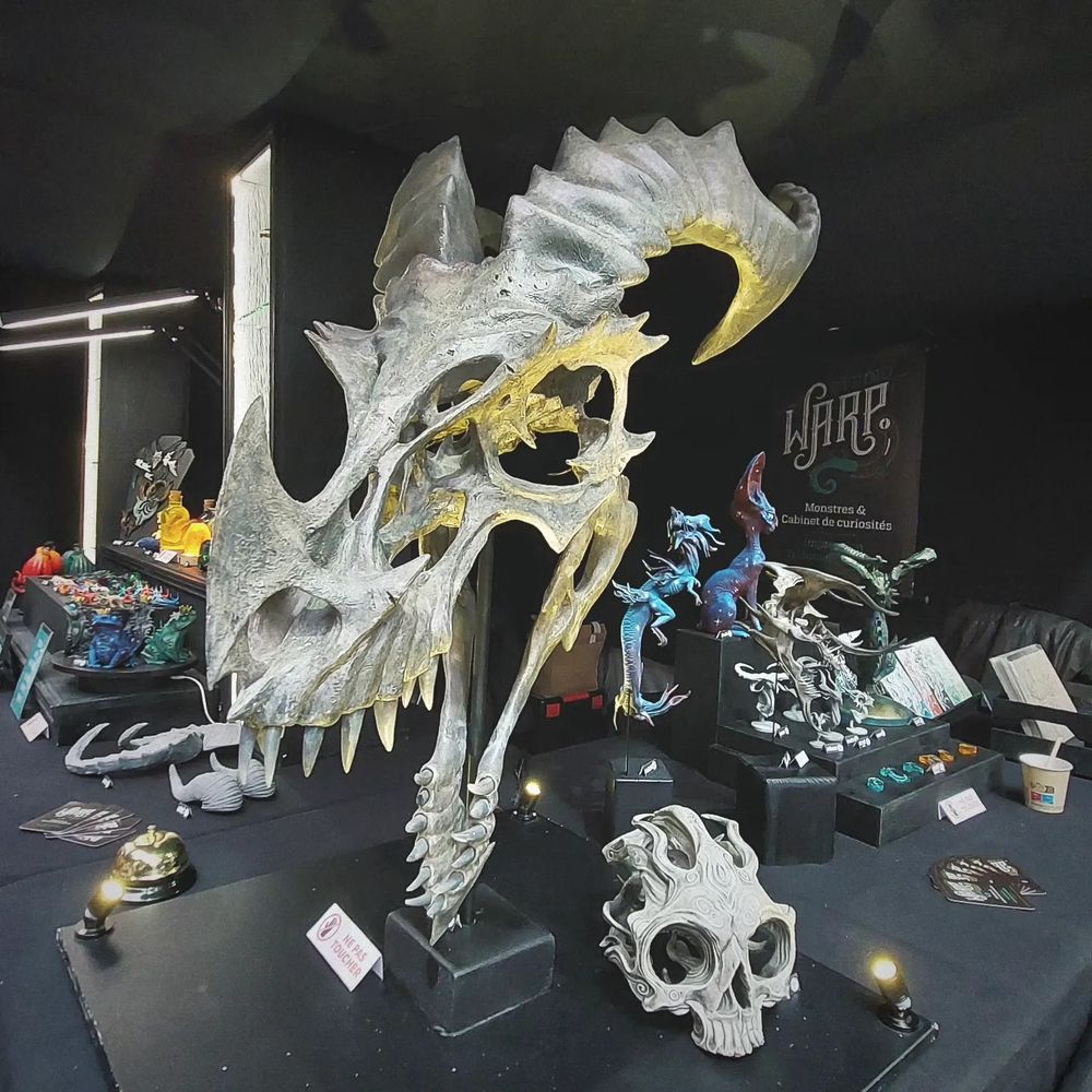 Aperçu de notre stand avec de nombreuses figurines, dont un très grand crâne de dragon.