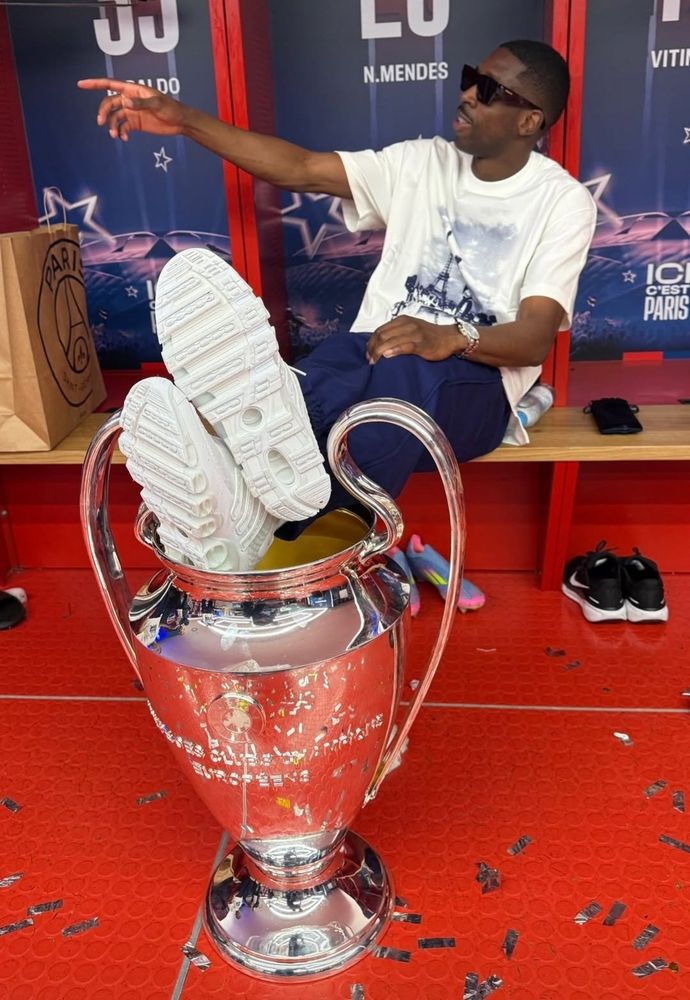 Oussmane Dembele, dans le vestiaire après le match, lunettes de soleil sur le nez, les pieds qui reposent sur la fucking ligue des champions 