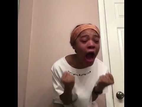 Une jeune fille, devant une porte, probablement dans sa chambre, pousse un hurlement.