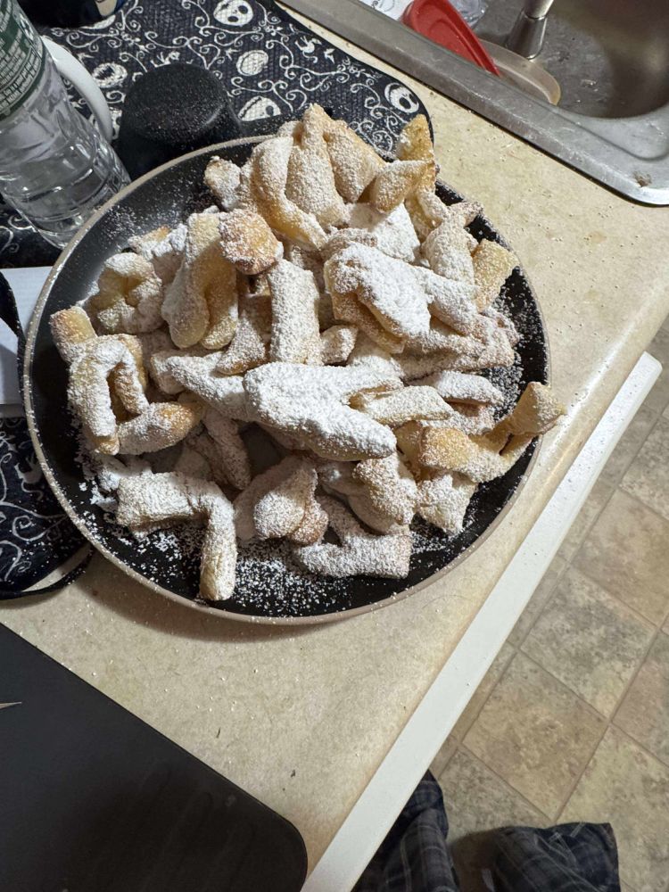 Big plate of the powdered cookies