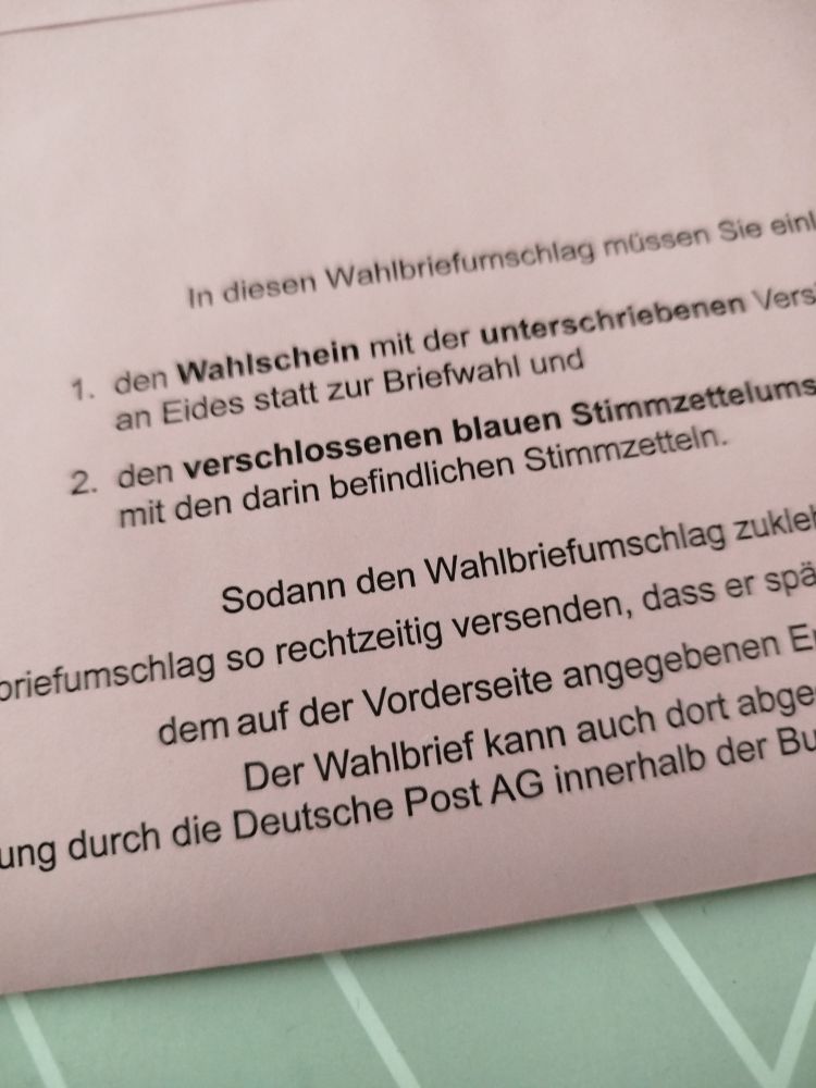 Rückseite vom Briefwahlumschlag mit Instruktionen, wie mit diesem umzugehen ist. Unter anderem mit dem Satz: "Sodann den Wahlbriefumschlag zukleben."