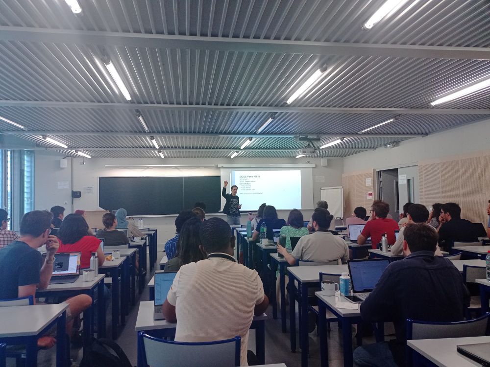 The room full of attendees with Étienne Ollion