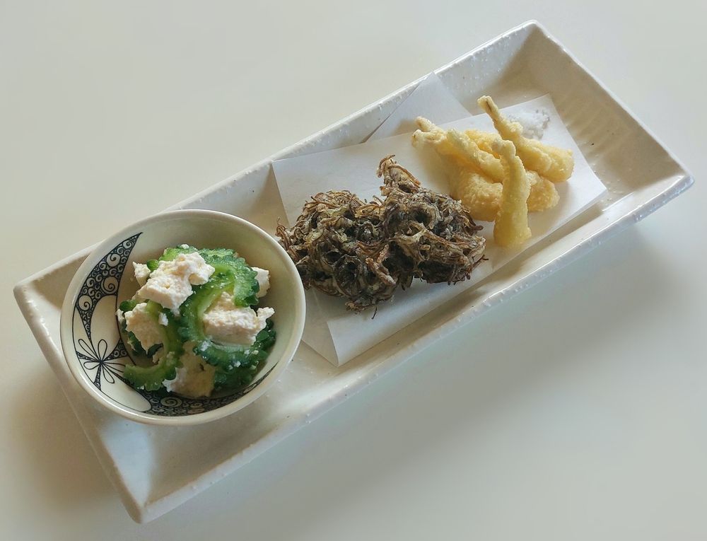 島らっきょうの天麩羅
もずくの天麩羅
島豆腐と塩揉みしたゴーヤをレモン汁と胡麻油であえたサラダ

初めて沖縄の天麩羅を作りましたが、サクもちの衣など、普段自分が作る衣とは分量が違っていたりと調べること含め楽しかったです♡
