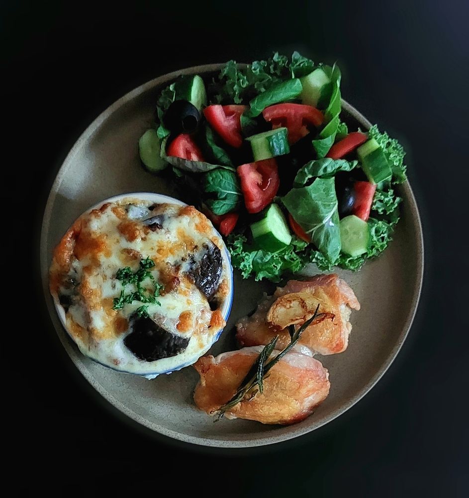茄子のミートグラタンの下はブッコリ ローズマリーチキン ケールなど野菜とブラックオリーブのサラダ 茄子はこの前の草むしりのお駄賃でたくさん貰った♡