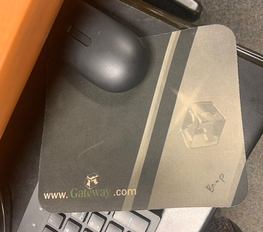 A mouse pad advertising gateway dot com.