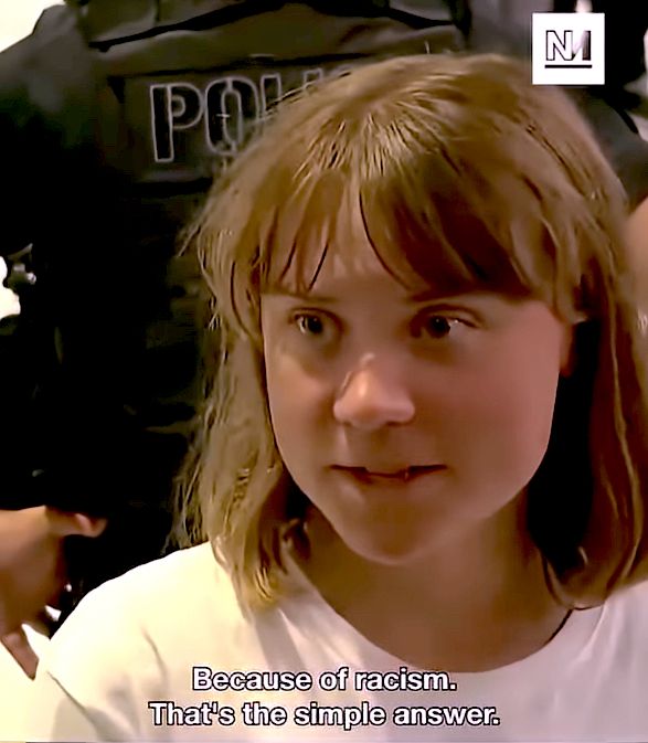 Image de Greta Thunberg interviewée à son retour de la flottille de la Liberté. À la question de la journaliste "Pourquoi les pays ignorent Gaza ?", elle répond "Because of racism. That's the simple answer." Derrière elle, le dos d'une personne en uniforme noir, sur lequel on peut lire partiellement le mot POLICE.  