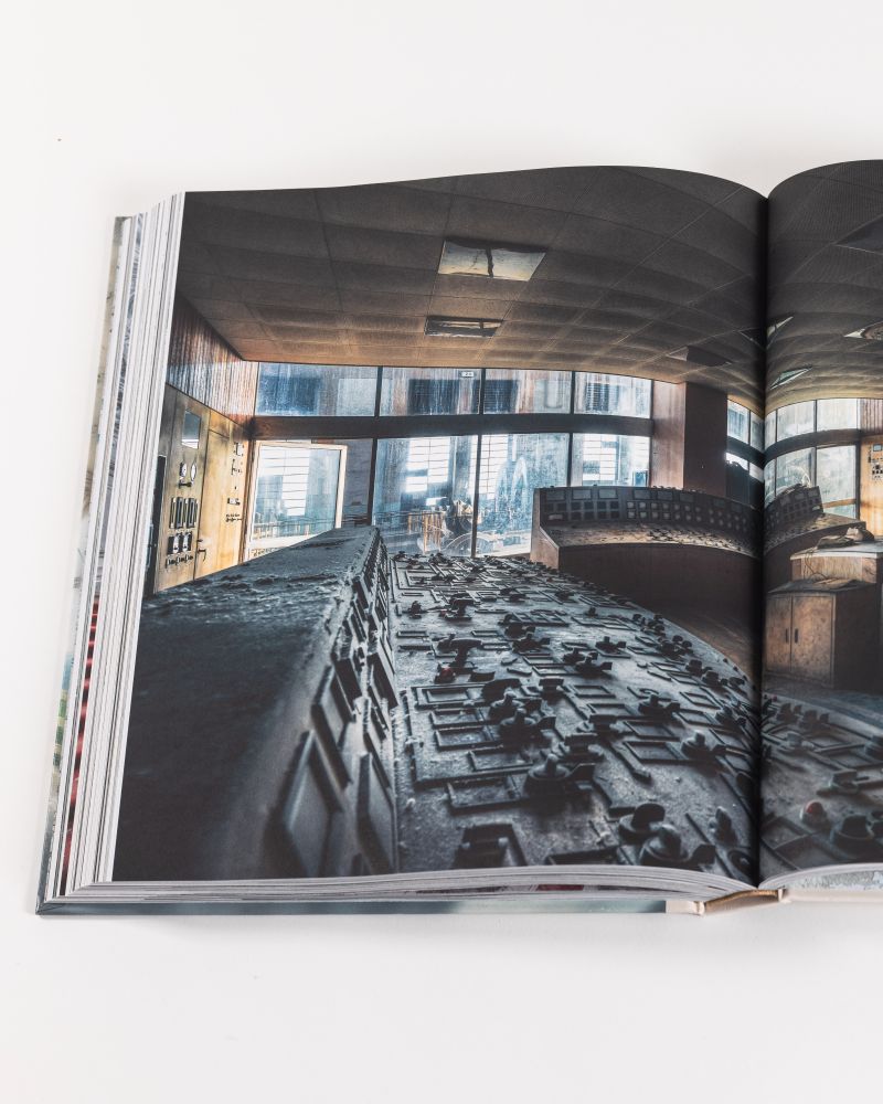 Photo showing the Tune & Fairweather book Modern Ruins by Robin Hudson.
#lostplaces #abandonedplaces #urbex #booksky 💙📚