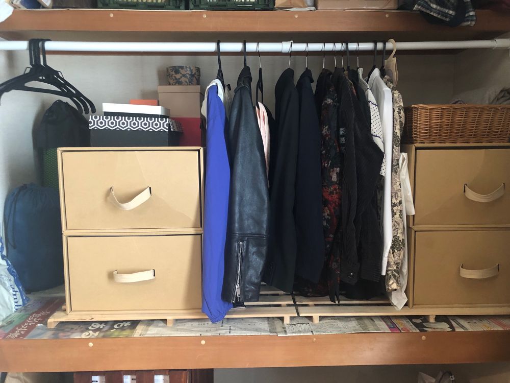 整理後の押し入れ。服をきれいにハンガーにかけ、箱などもきちんと置き直したので、わりとすっきりした。