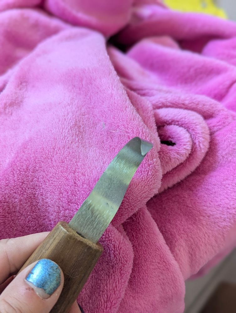 Photo d'un couteau à sculpter le bois en forme de crochet 