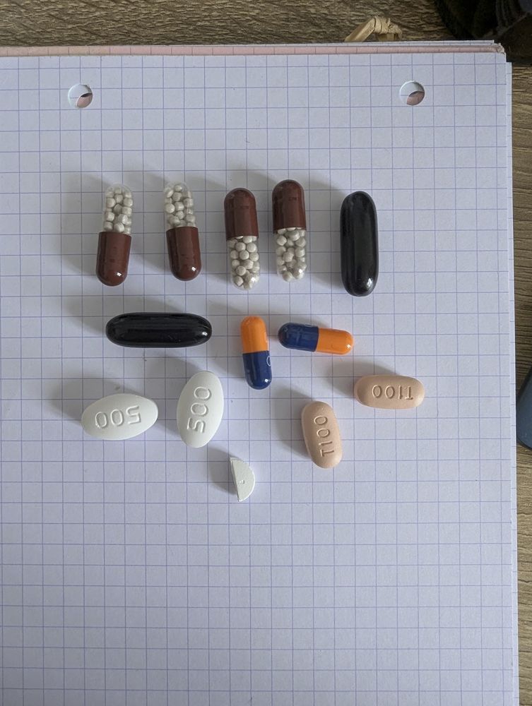 Les mêmes gélules que précédemment, disposées sur un papier quadrillé 5x5mm. 
Les marron-transparentes occupent 4 cases de long et un peu + d'une de large.
Les noires occupent un peu + de 5 cases de long, 1 et demi de large.
Les orange-bleu, 3,5 de long et 1 de large.
Les roses, 3 de long et un peu + d'une de large.
Les blanches, 3,5 de long et leur forme ovale occupe jusqu'à 2 de large.
Le demi-disque occupe 2 cases sur son diamètre.