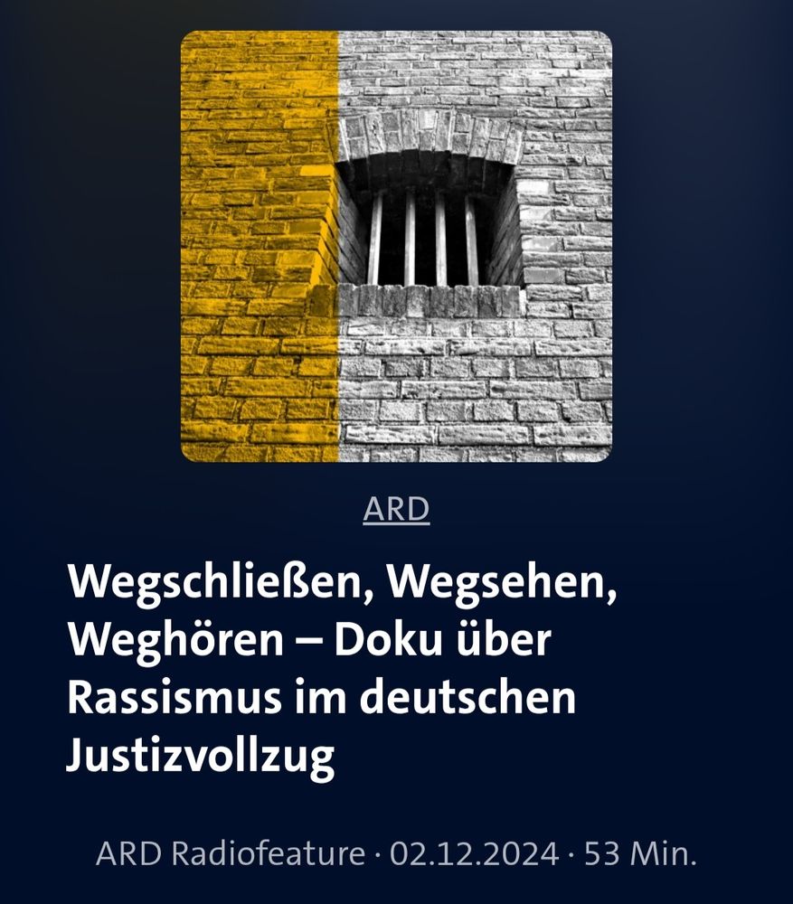 Screenshot aus der ARD Mediathek: "Wegschließen, Wegsehen, Weghören – Doku über Rassismus im deutschen Justizvollzug  |  ARD Radiofeature · 02.12.2024 · 53 Min" 
Bebildert mit dem Foto eines vergitterten Fensters in einer Backsteinmauer 