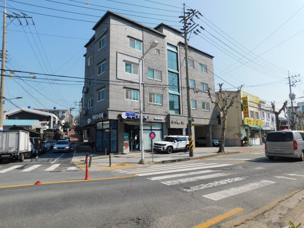 Low rise building. 3 storeys of residential over a commercial establishment and parking. (South Korea)