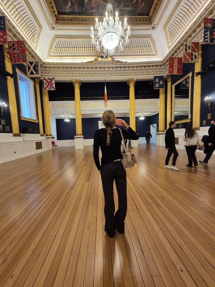 Meine große Tochter von hinten im großen Ballsaal des Dublin Castle.