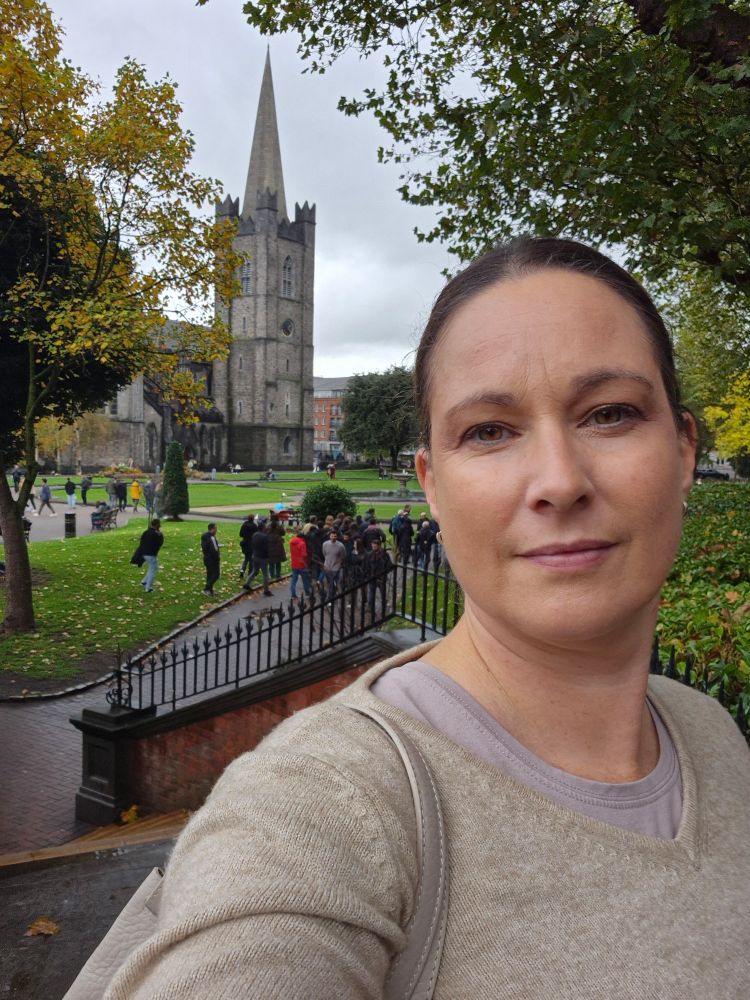 Ich vor dem St. Patricks Park. Im Hintergrund St. Patrick.