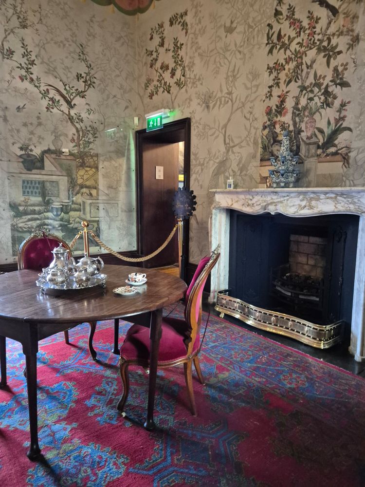 Drawing/Tearoom der Damen. Mit chinesischen Tapeten. 