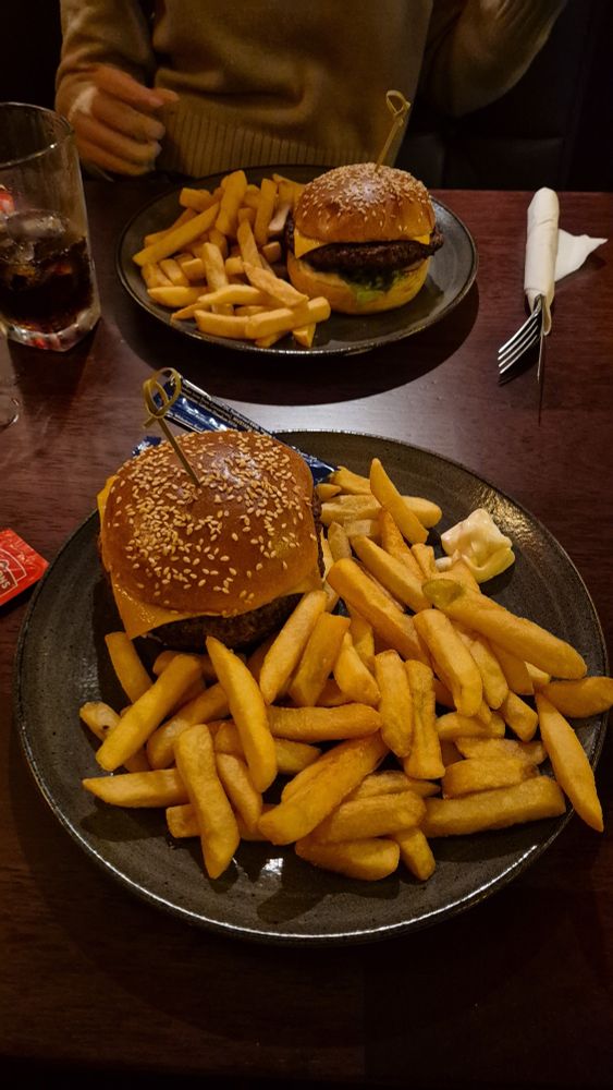 Burger und Pommes.
