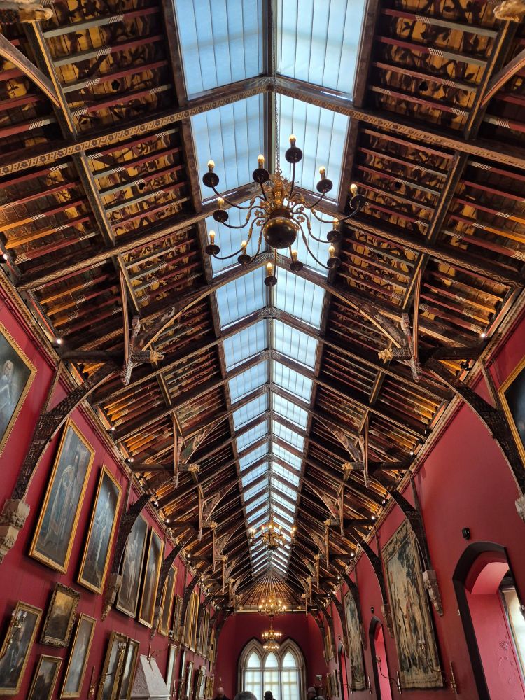 Decke des Ballsaals. Ist einem Schiff nachempfunden. Hat ein Künstler 2 Jahre dran rumgemalt.