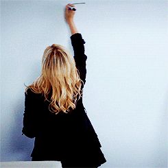 Sarah Michelle Gellar drawing a huge but perfect circle on a white-board.