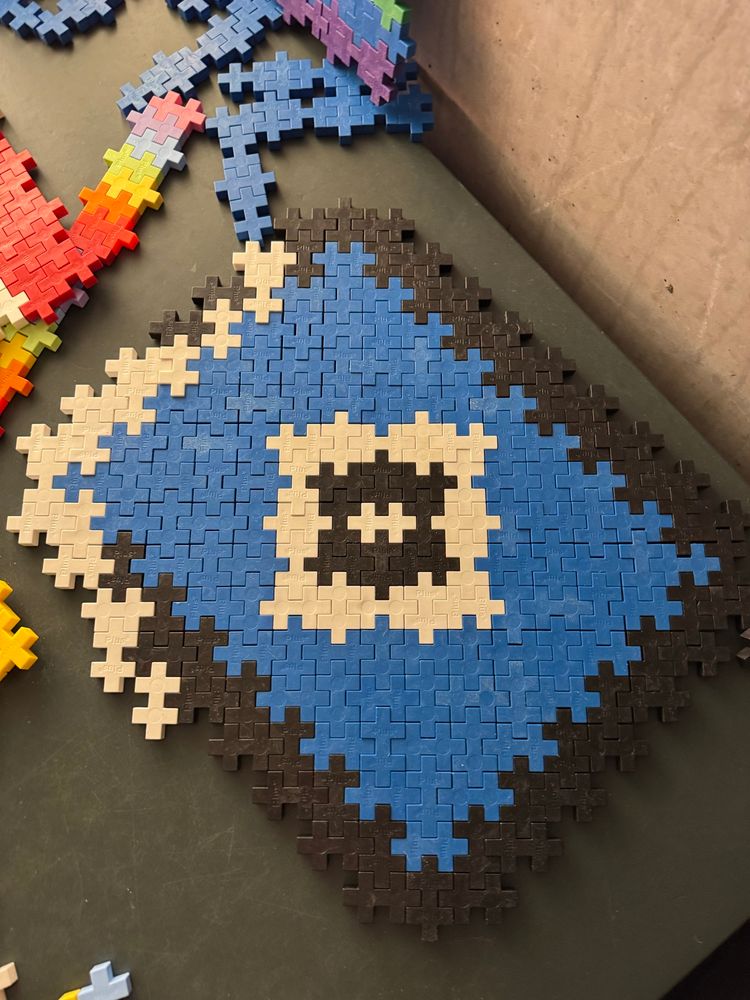 Die HSV Raute in schwarz weiß blau mit Plus Steinen gebastelt 