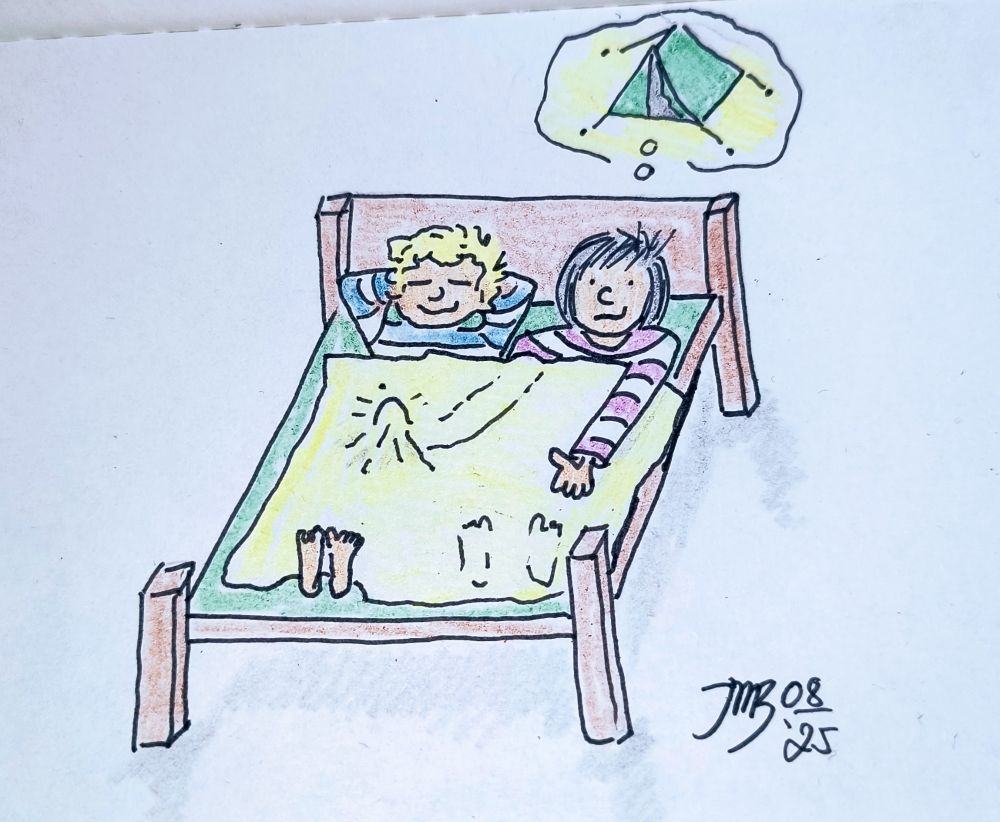 Das Bild zeigt zwei Kinder, die im Bett liegen und von einem Campingausflug träumen.

Das Bild zeigt eine kindliche Zeichnung von zwei Kindern, die in einem Holzbett liegen. Das Bett hat einen grünen Bezug, auf dem ein Bergmotiv mit einer Sonne gezeichnet ist.  Das Kind links hat blondes, das rechts dunkles Haar. Beide Kinder liegen entspannt mit Händen hinter dem Kopf. Über dem Kopf des Kindes links schwebt eine Sprechblase mit einer Zeichnung eines grünen Zeltes, das von innen beleuchtet erscheint. Die Zeichnungen wirken einfach und kindlich, vielleicht mit Buntstiften erstellt. Die Farben sind hell und freundlich; die Stimmung ist ruhig und träumerisch. Das ganze Bild strahlt eine ruhige, friedliche und hoffnungsvolle Atmosphäre aus, die den friedlichen Schlaf und die Vorfreude auf ein Abenteuer suggeriert. Die untere rechte Ecke des Bildes enthält eine handschriftliche Signatur, die wahrscheinlich das Datum und die Initialen des Künstlers enthält.

