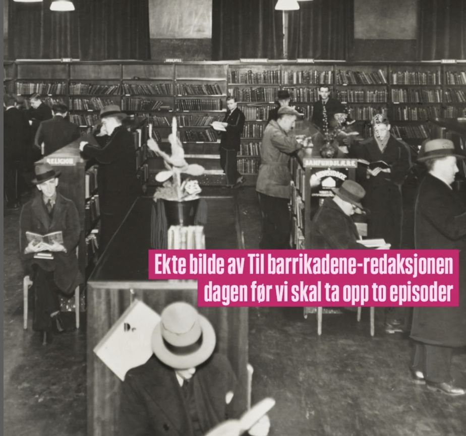 Foto av et rom fullt av bokhyller, der rundt 10 menn kledd i gammeldags dress og hatt står og sitter og leser bøker og aviser. Tekstplakat over: Ekte bilde av Til barrikadene-redaksjonen dagen før vi skal ta opp to episoder.
