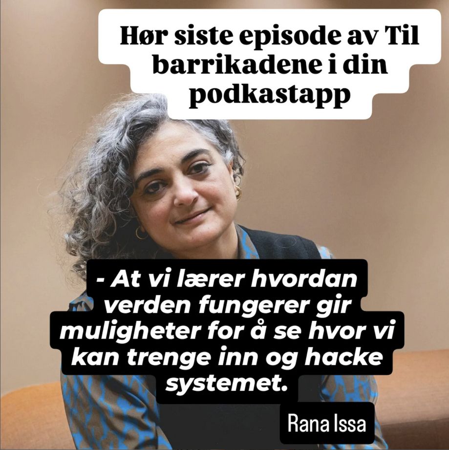 Bilde av Rana Issa, en kvinne i 40-årene med grånende, krøllete hår kledd i blå bluse med vest over. To tekstplakater: "Hør siste episode av Til barrikadene i din podkastapp". og "At vi lærer hvordan verden fungerer gir muligheter for å se hvor vi kan trenge inn og hacke systemet - Rana Issa". 