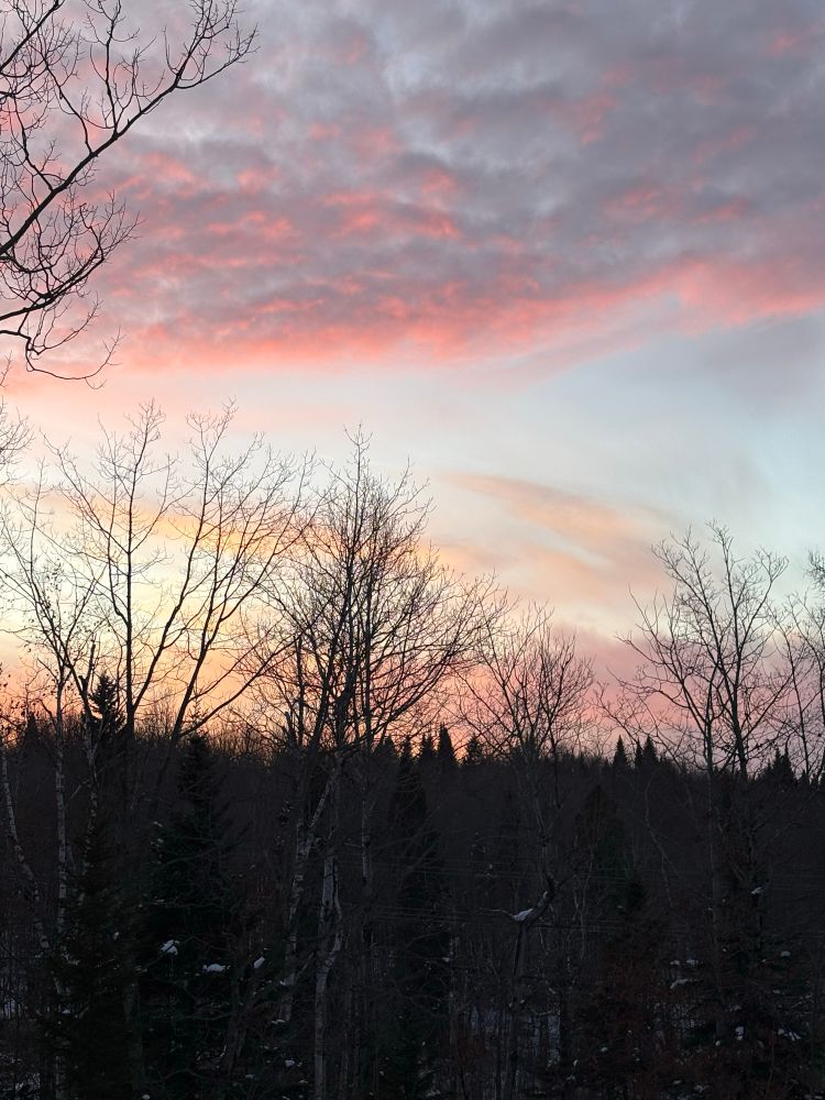 Reflet du soleil rose sur les nuages de fin de journée 