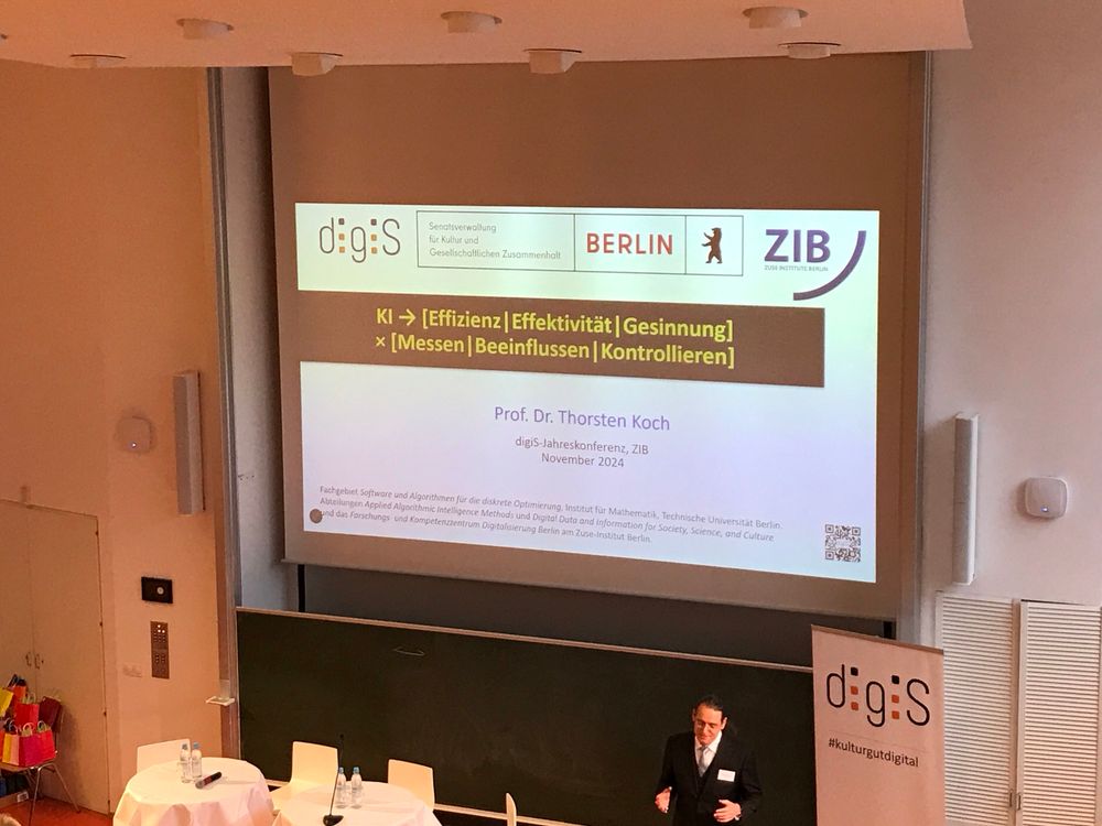 Hörsaal. Prof. Dr. Thorsten Koch hält seinen Eröffnungsvortrag. 