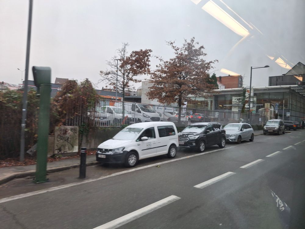 Lunta autojen tuulilaseissa aamulla.