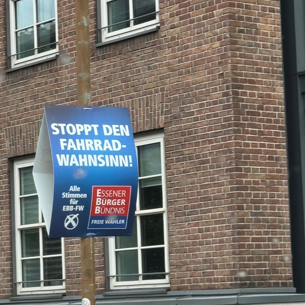 Wahlplakat zur Kommunalwahl 2025 in NRW aus Essen vom „Essener Bürgerbündnis“
Darauf der Claim: „Stoppt den Fahrradwahnsinn!“
