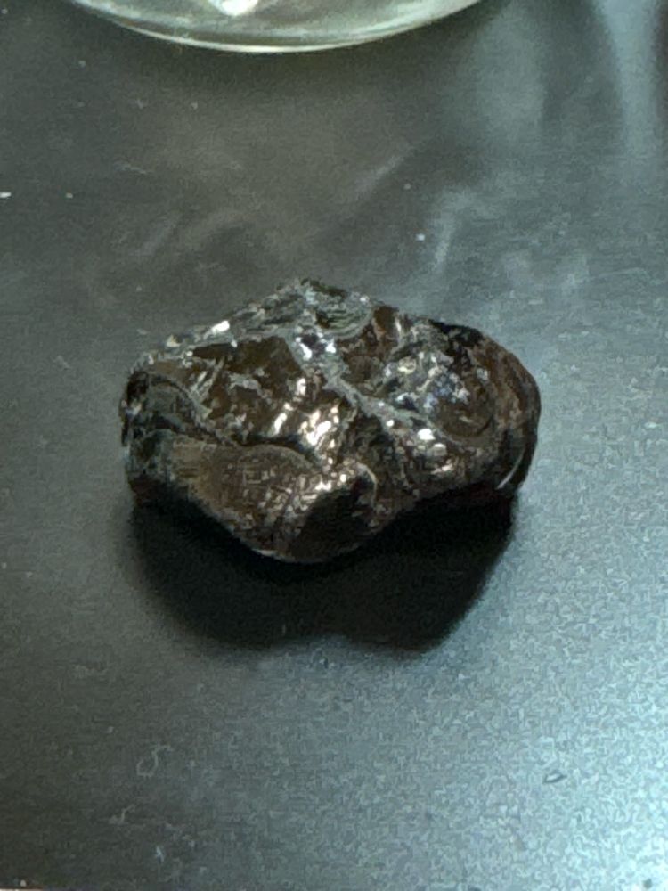 ガーネット。黒石に見える。